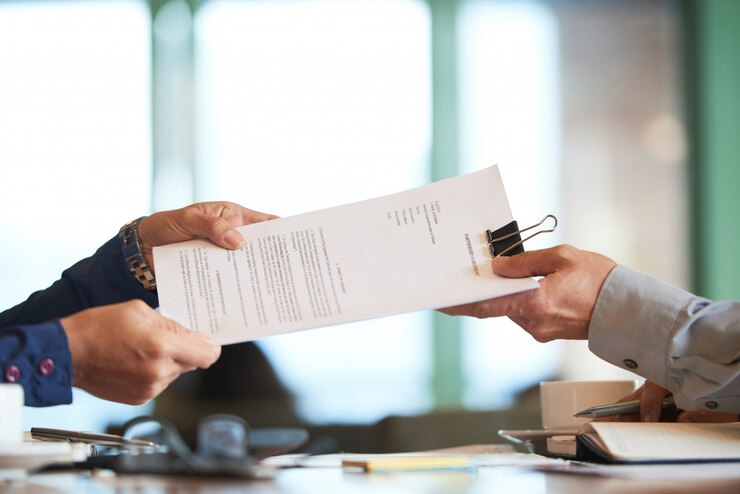 Aprenda Vender Para o Governo Sem Licitação! O mercado público, com foco na dispensa de licitação, é apresentado como uma oportunidade acessível e promissora para pequenos negócios, garantindo contratos diretos, pagamentos previsíveis e menos burocracia.