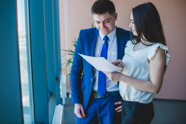 Quando se trata de navegar no mercado público e participar de licitações, muitos empresários se deparam com dois serviços aparentemente semelhantes, mas com propósitos distintos: a consultoria e a assessoria. Entender as diferenças entre essas abordagens é crucial para escolher a solução mais adequada às suas necessidades e objetivos.